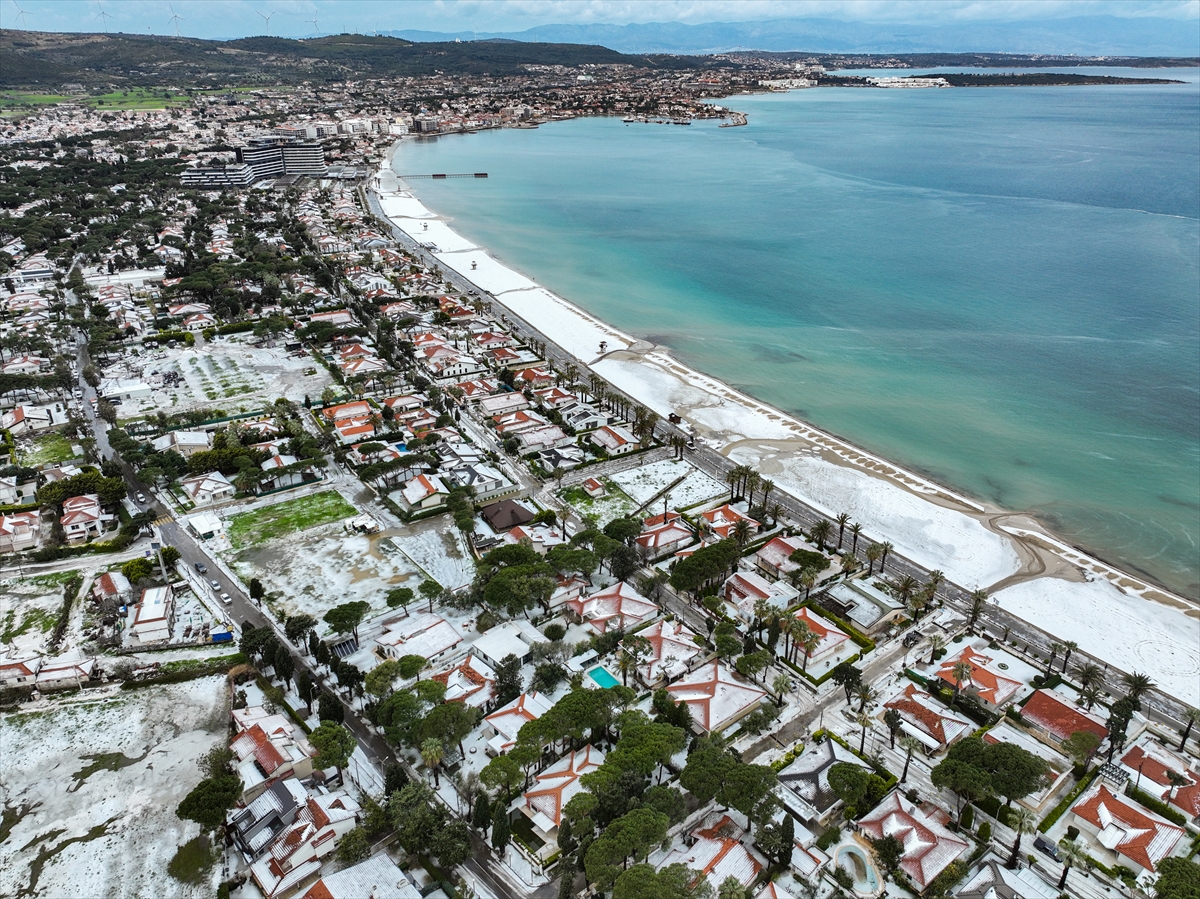 İzmir'i dolu vurdu! Beyaza bürünen Çeşme sahilinden kareler