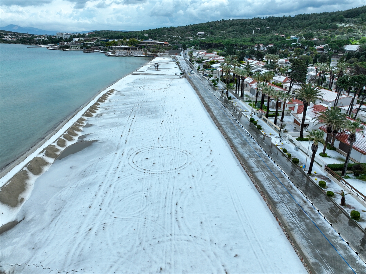 İzmir'i dolu vurdu! Beyaza bürünen Çeşme sahilinden kareler