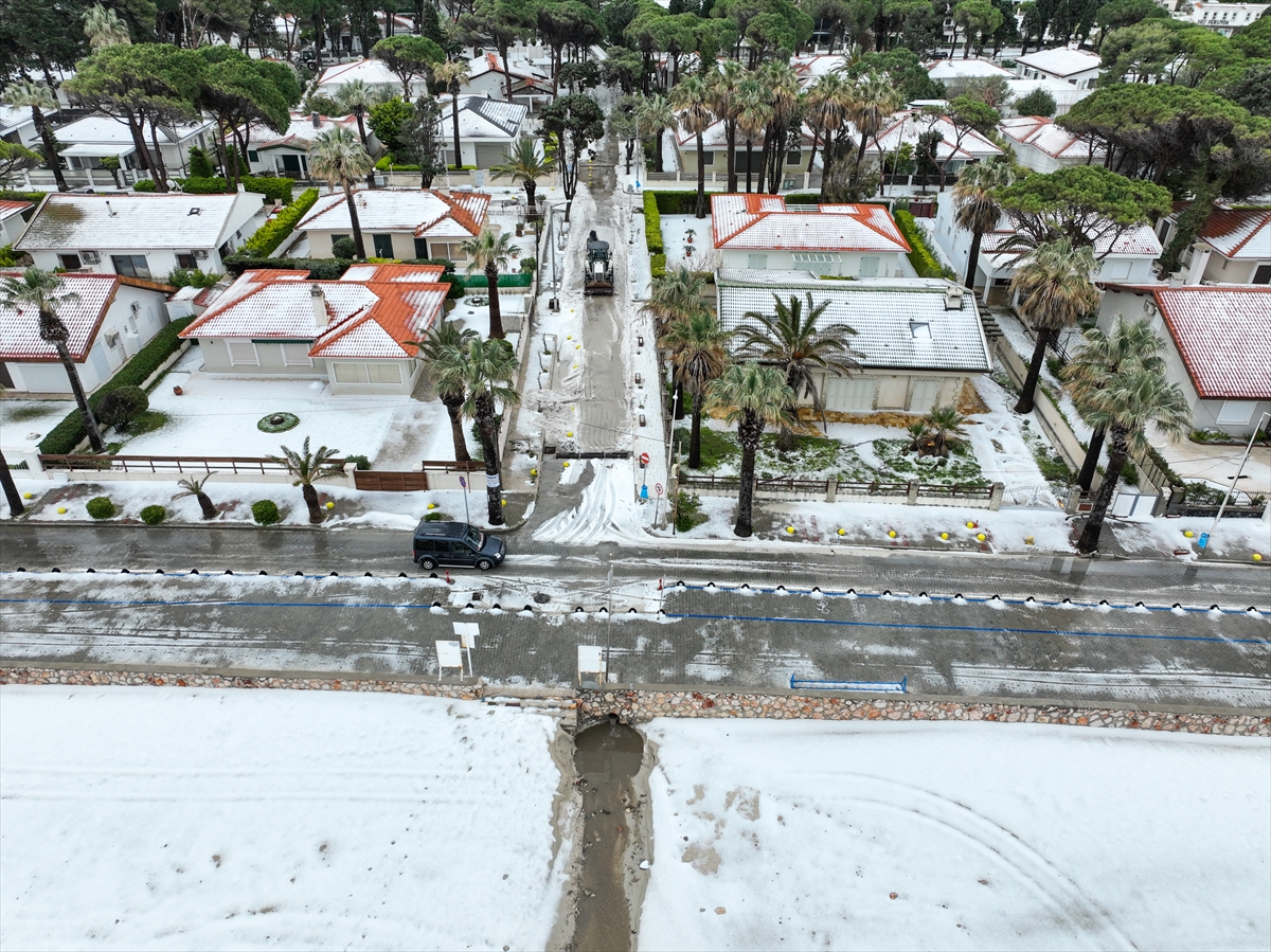 İzmir'i dolu vurdu! Beyaza bürünen Çeşme sahilinden kareler