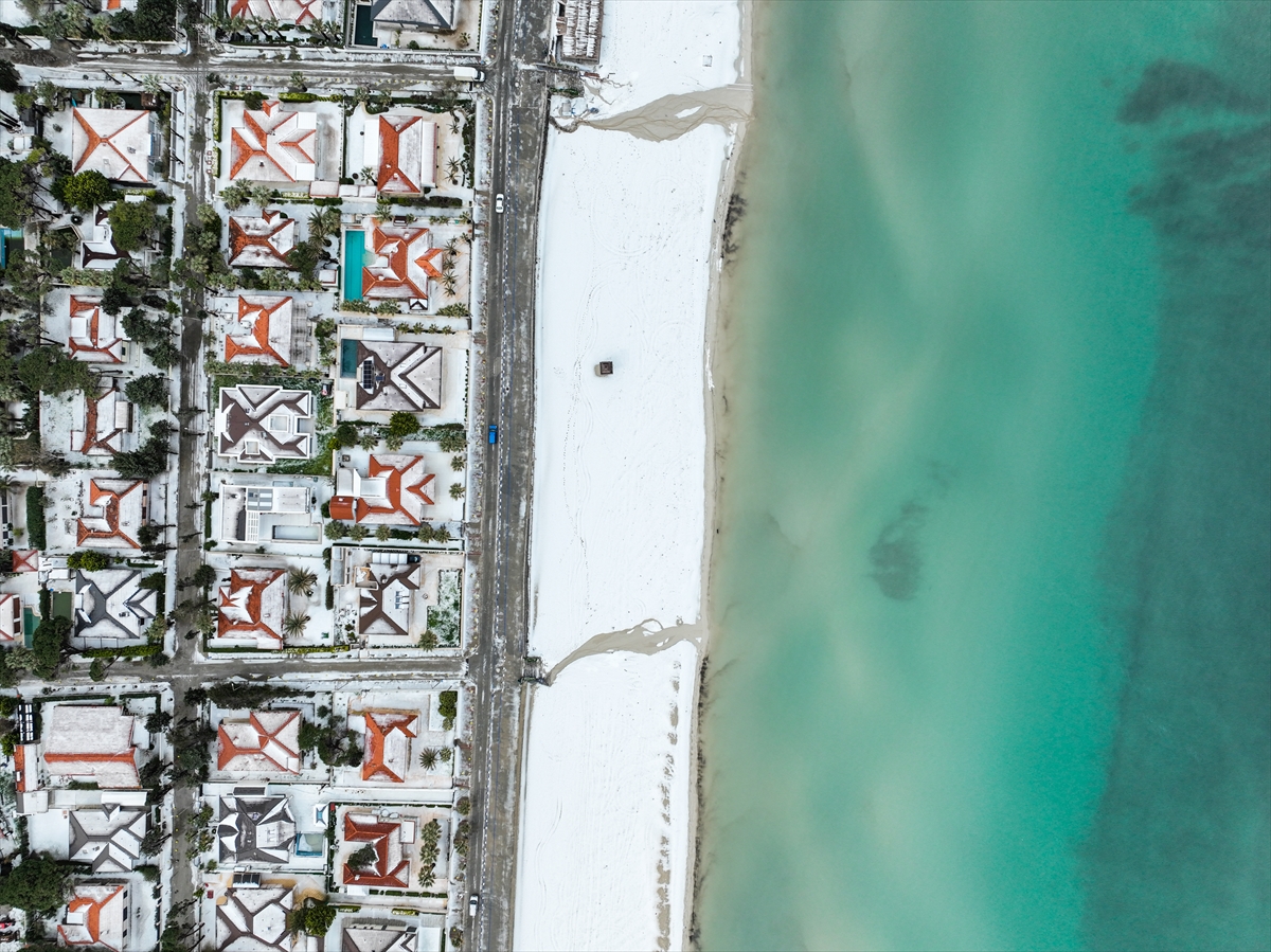 İzmir'i dolu vurdu! Beyaza bürünen Çeşme sahilinden kareler