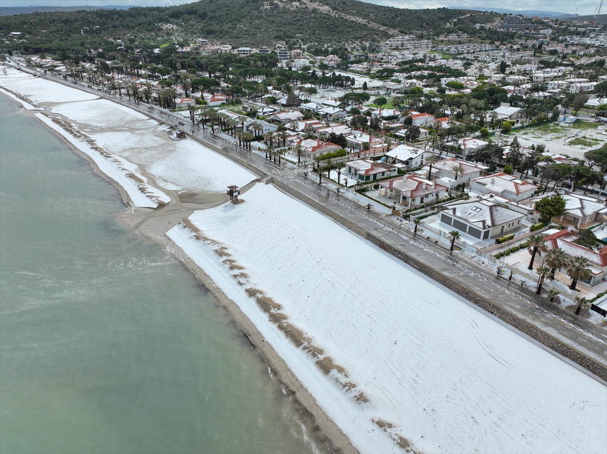 İzmir'i dolu vurdu! Beyaza bürünen Çeşme sahilinden kareler