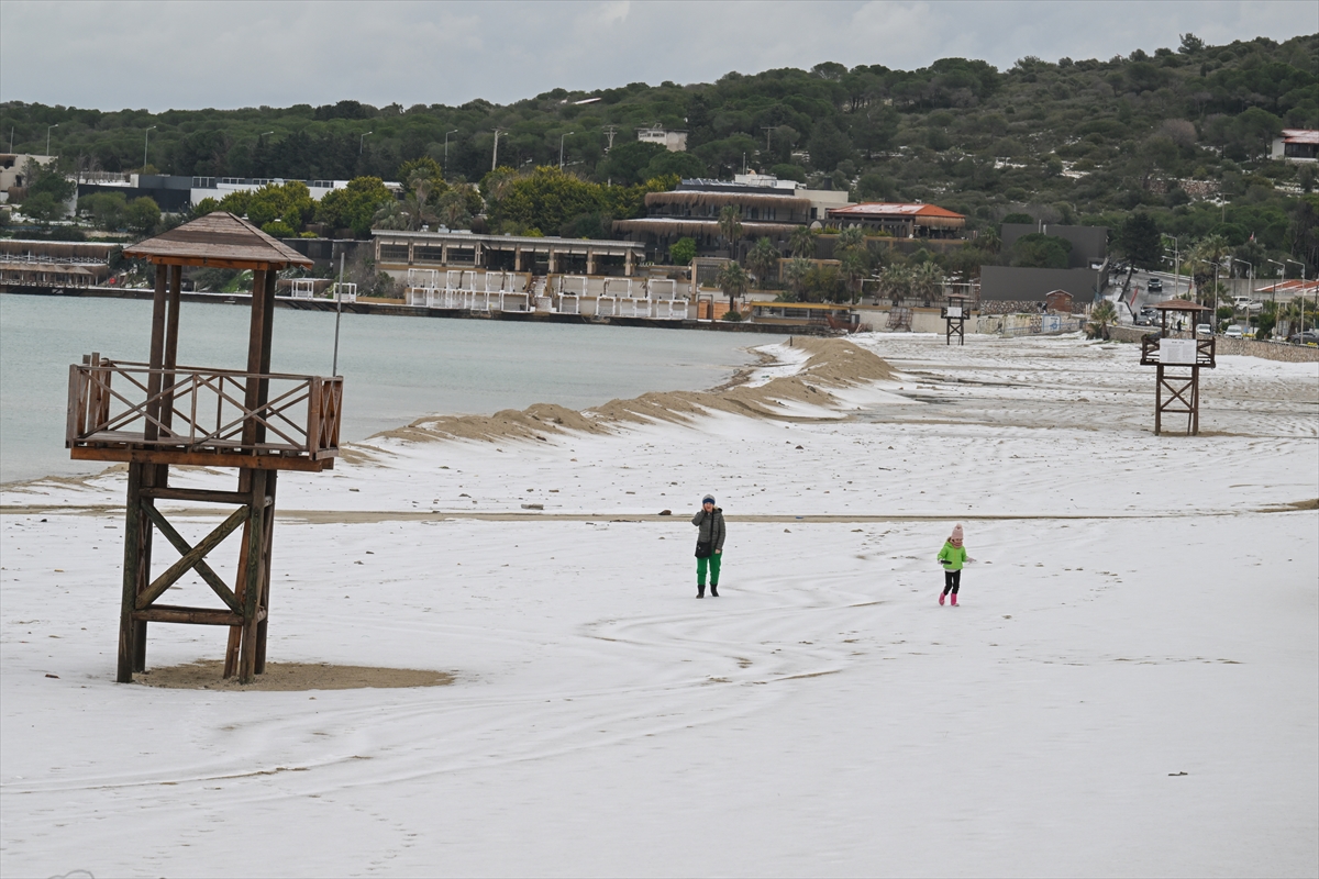 İzmir'i dolu vurdu! Beyaza bürünen Çeşme sahilinden kareler