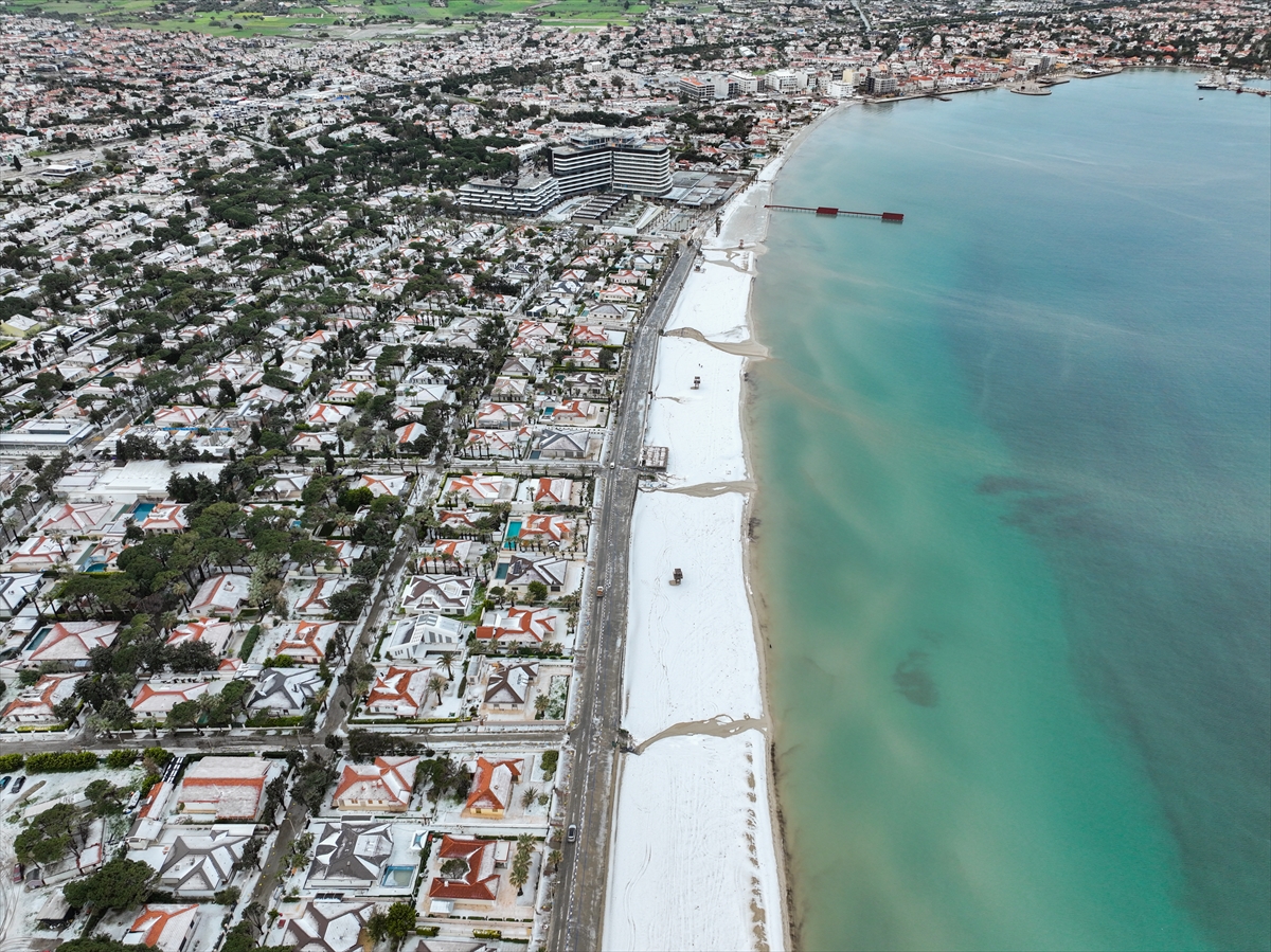 İzmir'i dolu vurdu! Beyaza bürünen Çeşme sahilinden kareler