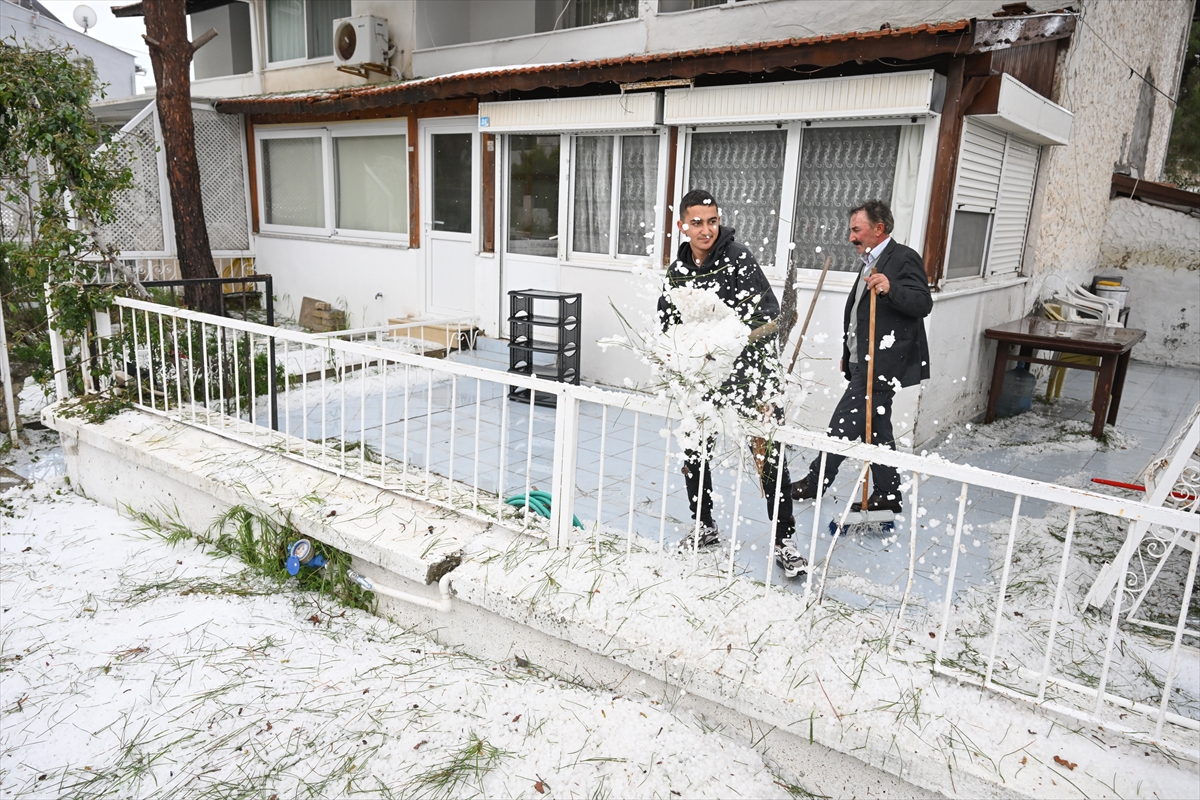 İzmir'i dolu vurdu! Beyaza bürünen Çeşme sahilinden kareler