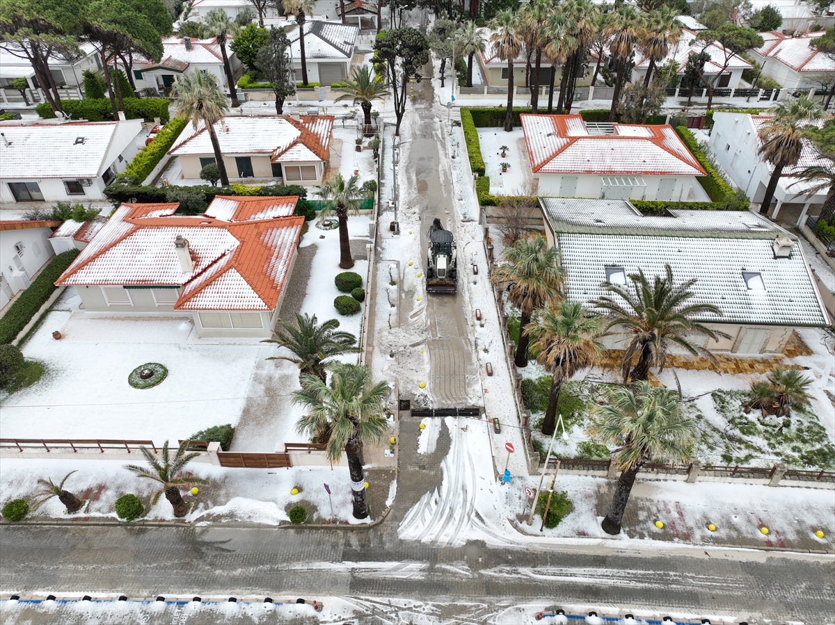 İzmir'i dolu vurdu! Beyaza bürünen Çeşme sahilinden kareler