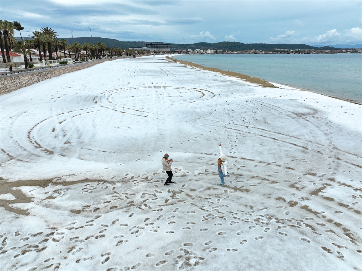 İzmir'i dolu vurdu! Beyaza bürünen Çeşme sahilinden kareler