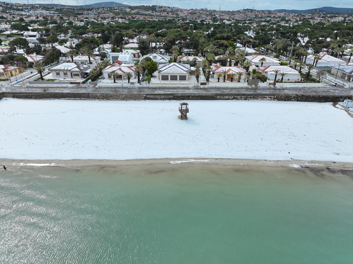 İzmir'i dolu vurdu! Beyaza bürünen Çeşme sahilinden kareler