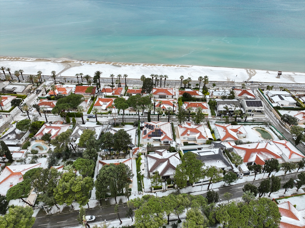 İzmir'i dolu vurdu! Beyaza bürünen Çeşme sahilinden kareler