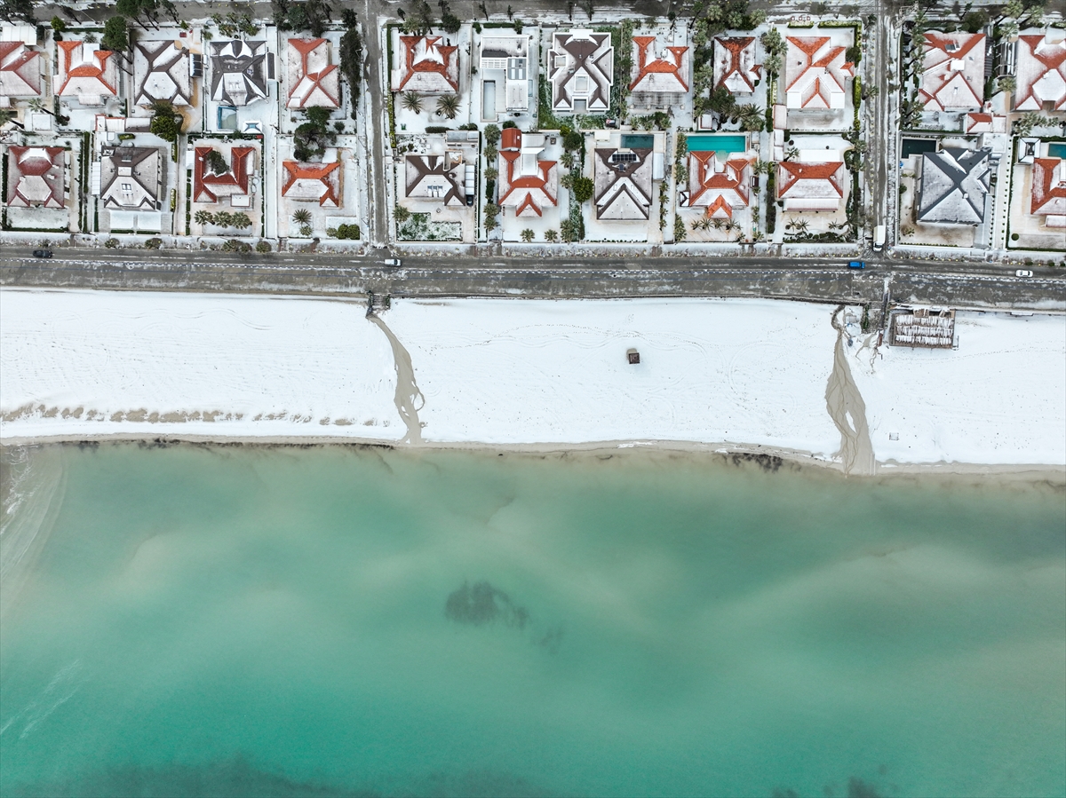 İzmir'i dolu vurdu! Beyaza bürünen Çeşme sahilinden kareler