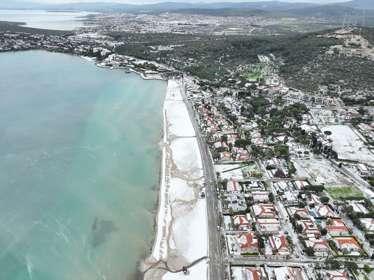 İzmir'i dolu vurdu! Beyaza bürünen Çeşme sahilinden kareler