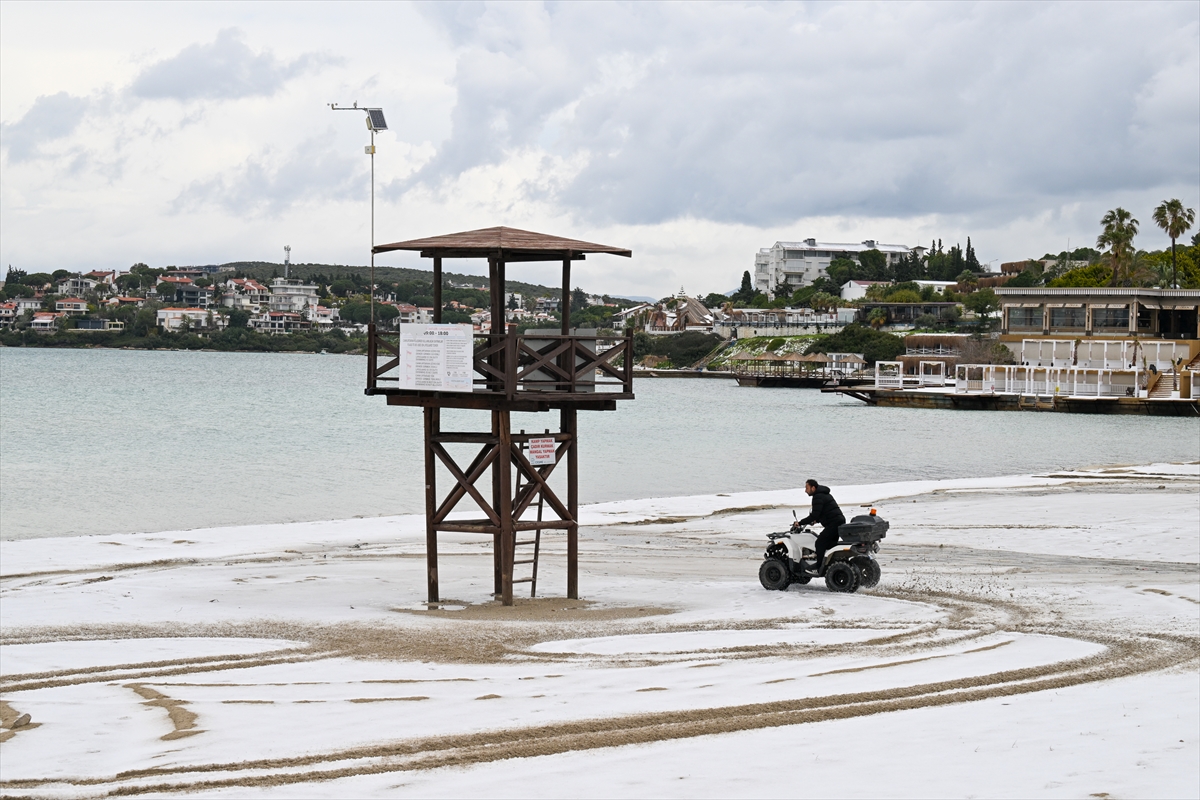 İzmir'i dolu vurdu! Beyaza bürünen Çeşme sahilinden kareler