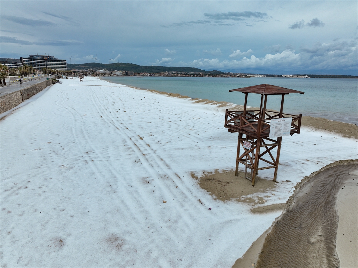 İzmir'i dolu vurdu! Beyaza bürünen Çeşme sahilinden kareler