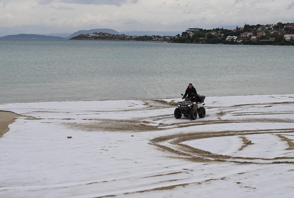 İzmir'i dolu vurdu! Beyaza bürünen Çeşme sahilinden kareler