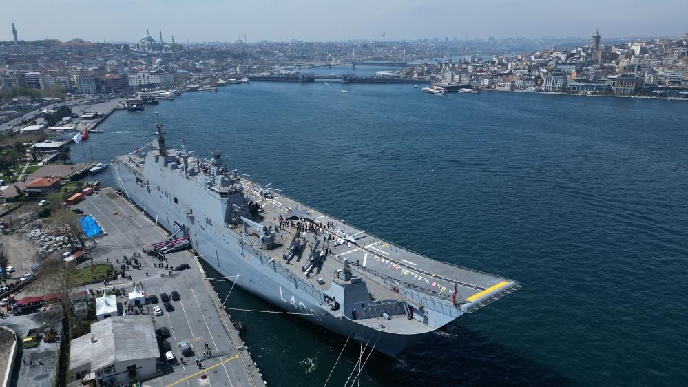 Sarayburnu'na çekilen TCG Anadolu'ya ziyaretçi akını