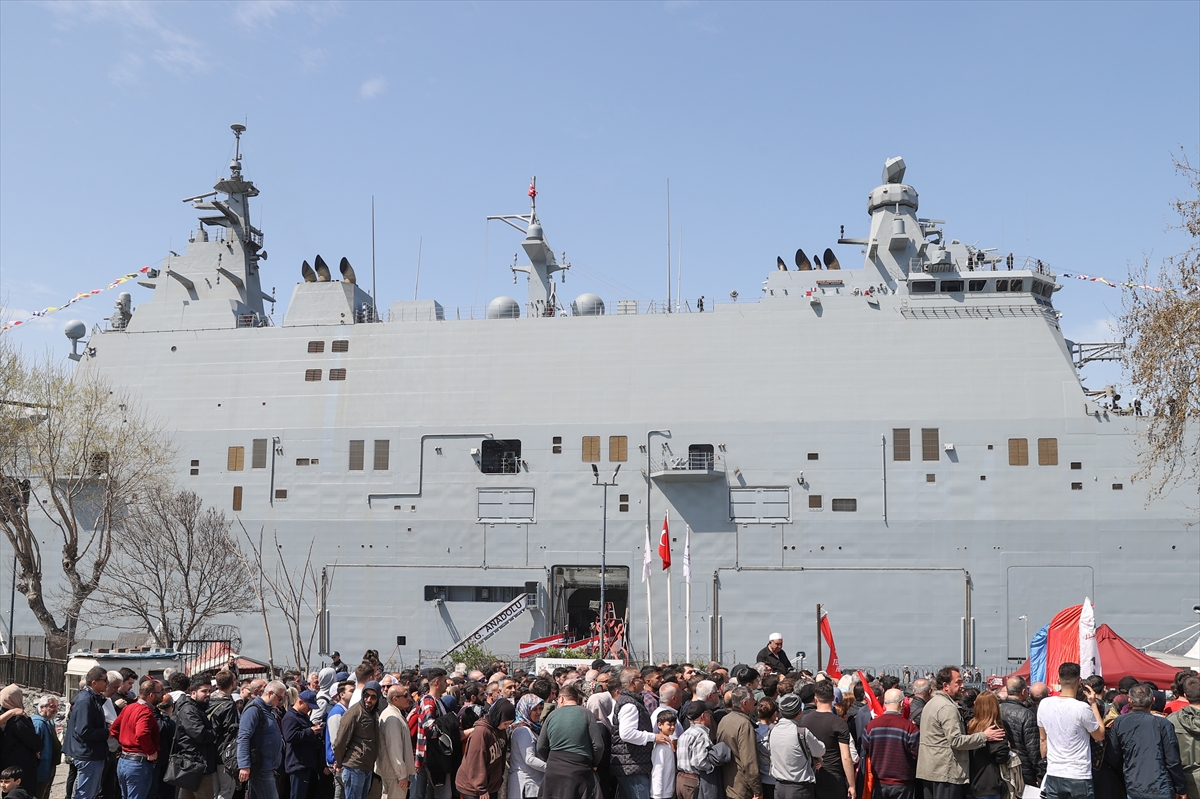 Sarayburnu'na çekilen TCG Anadolu'ya ziyaretçi akını