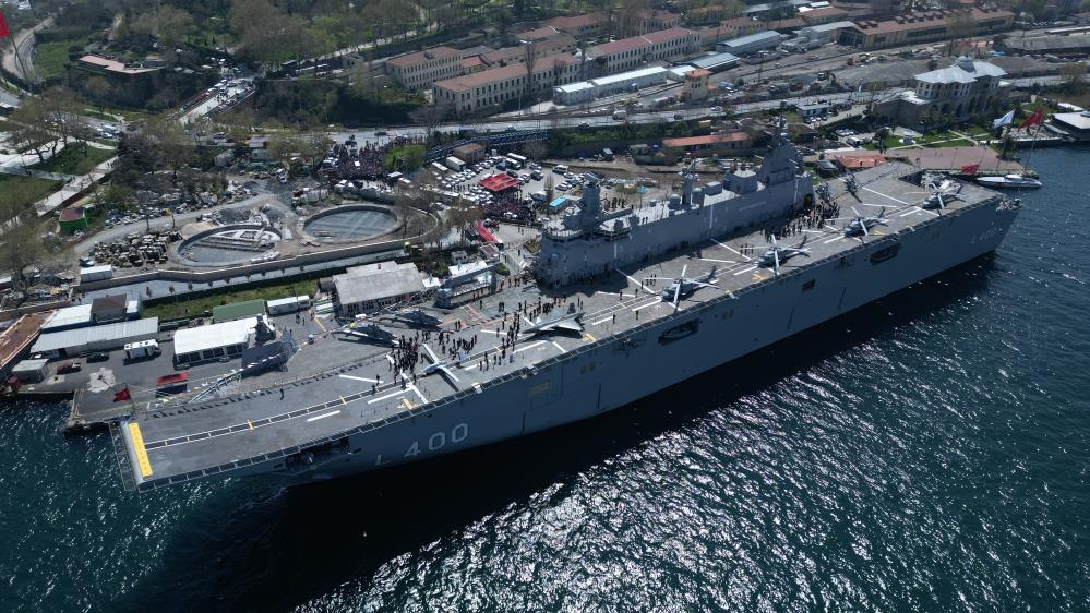 Sarayburnu'na çekilen TCG Anadolu'ya ziyaretçi akını