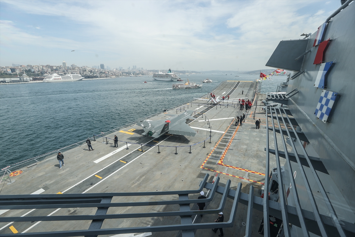 Sarayburnu'na çekilen TCG Anadolu'ya ziyaretçi akını