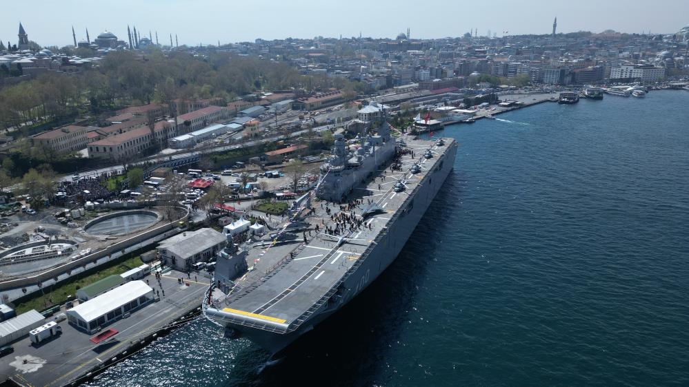 Sarayburnu'na çekilen TCG Anadolu'ya ziyaretçi akını