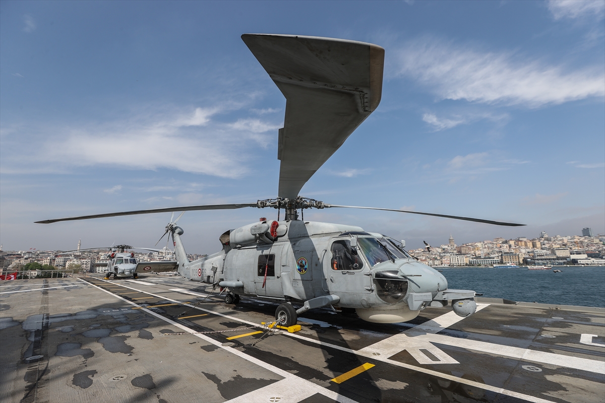 Sarayburnu'na çekilen TCG Anadolu'ya ziyaretçi akını