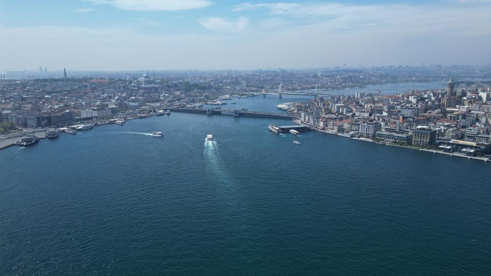 Sarayburnu'na çekilen TCG Anadolu'ya ziyaretçi akını