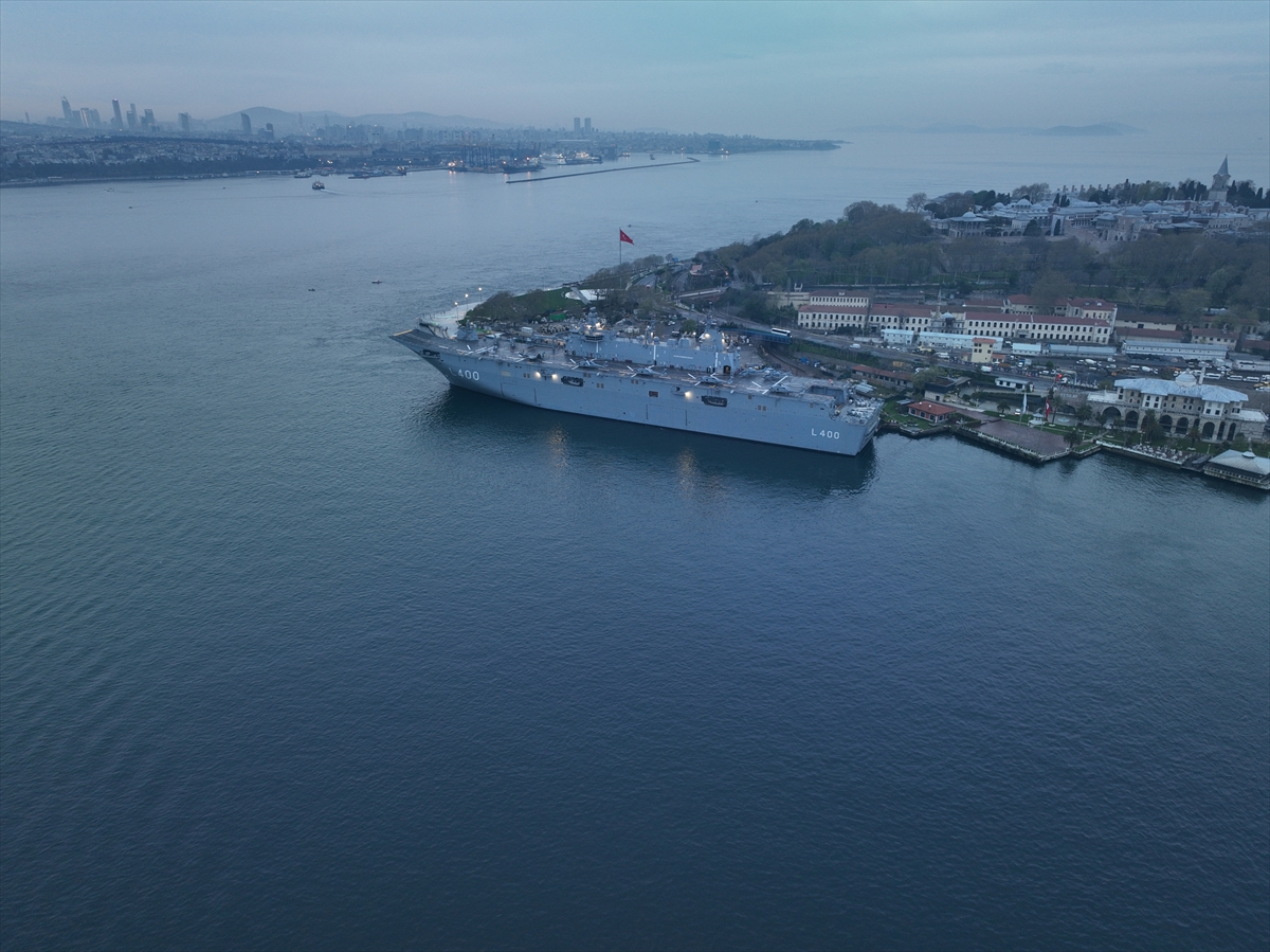 Sarayburnu'na çekilen TCG Anadolu'ya ziyaretçi akını