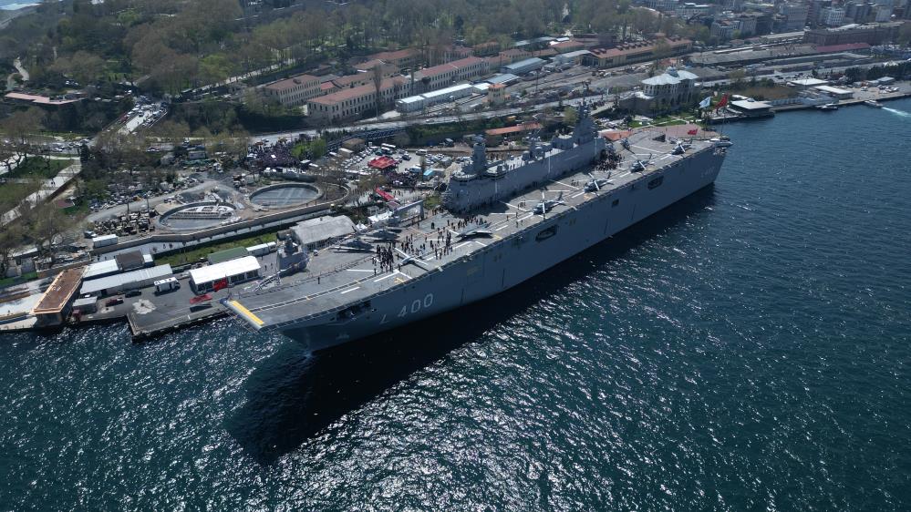 Sarayburnu'na çekilen TCG Anadolu'ya ziyaretçi akını