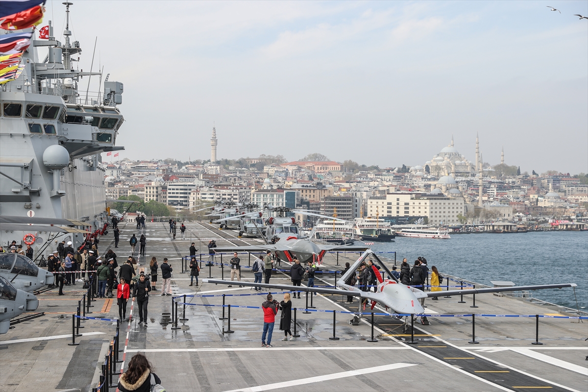 Sarayburnu'na çekilen TCG Anadolu'ya ziyaretçi akını