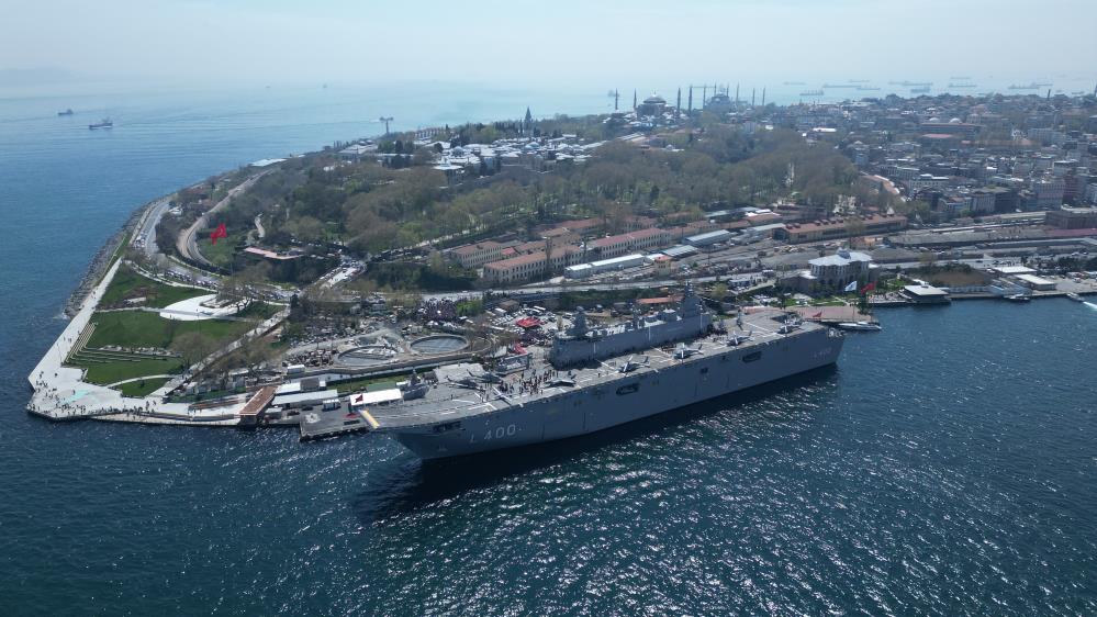 Sarayburnu'na çekilen TCG Anadolu'ya ziyaretçi akını