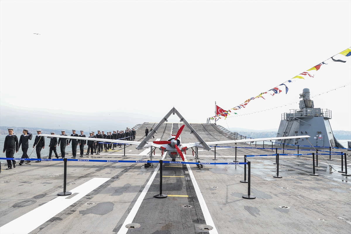 Sarayburnu'na çekilen TCG Anadolu'ya ziyaretçi akını