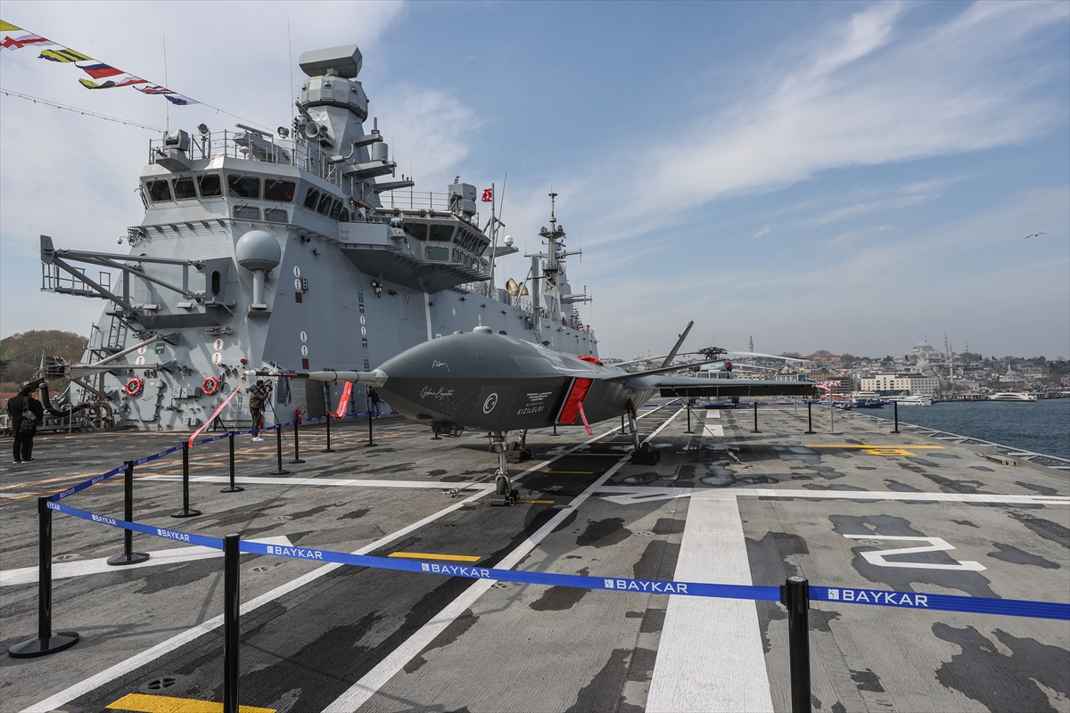 Sarayburnu'na çekilen TCG Anadolu'ya ziyaretçi akını