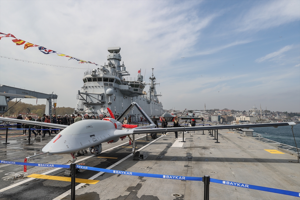 Sarayburnu'na çekilen TCG Anadolu'ya ziyaretçi akını