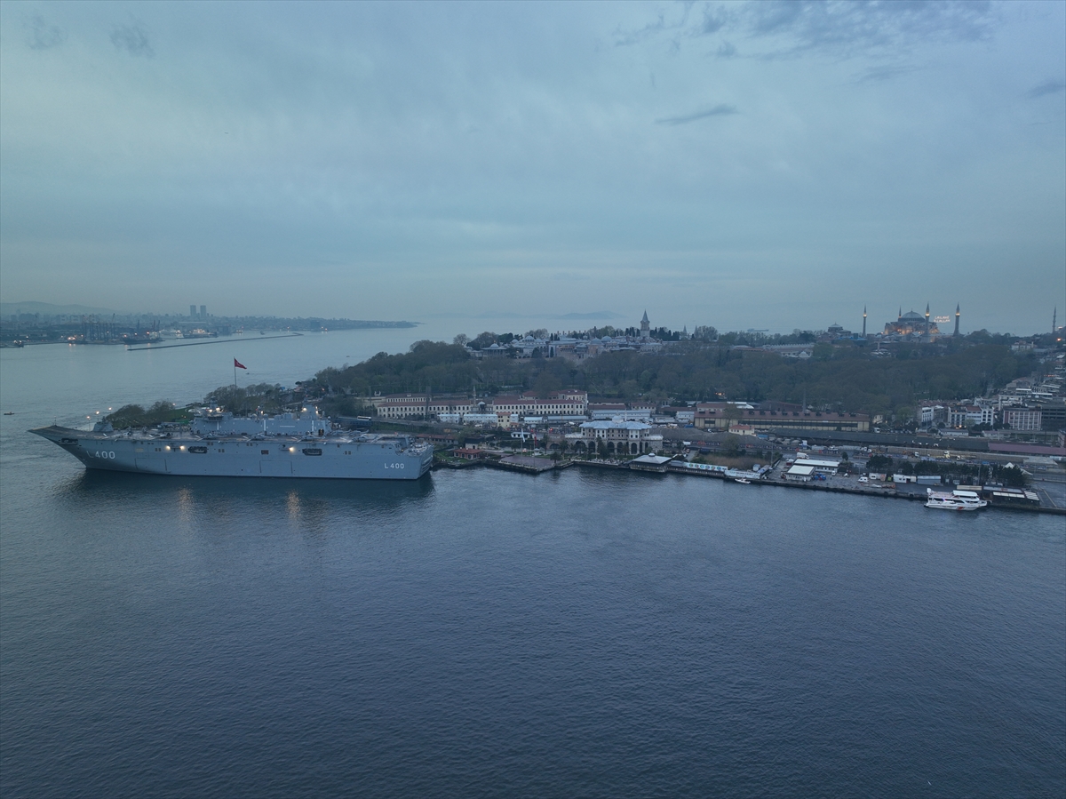 Sarayburnu'na çekilen TCG Anadolu'ya ziyaretçi akını