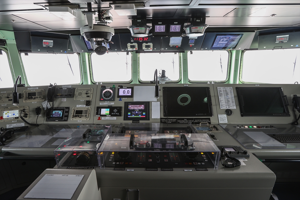 Sarayburnu'na çekilen TCG Anadolu'ya ziyaretçi akını