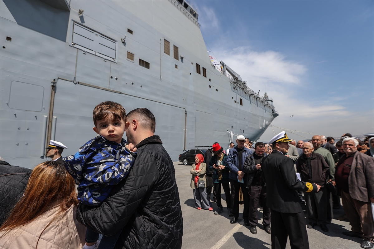 Sarayburnu'na çekilen TCG Anadolu'ya ziyaretçi akını
