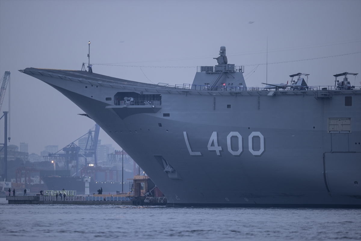 Sarayburnu'na çekilen TCG Anadolu'ya ziyaretçi akını