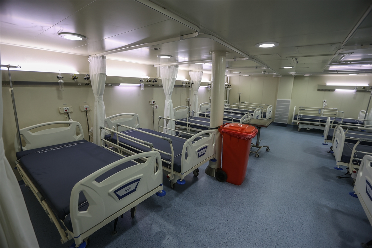 Sarayburnu'na çekilen TCG Anadolu'ya ziyaretçi akını