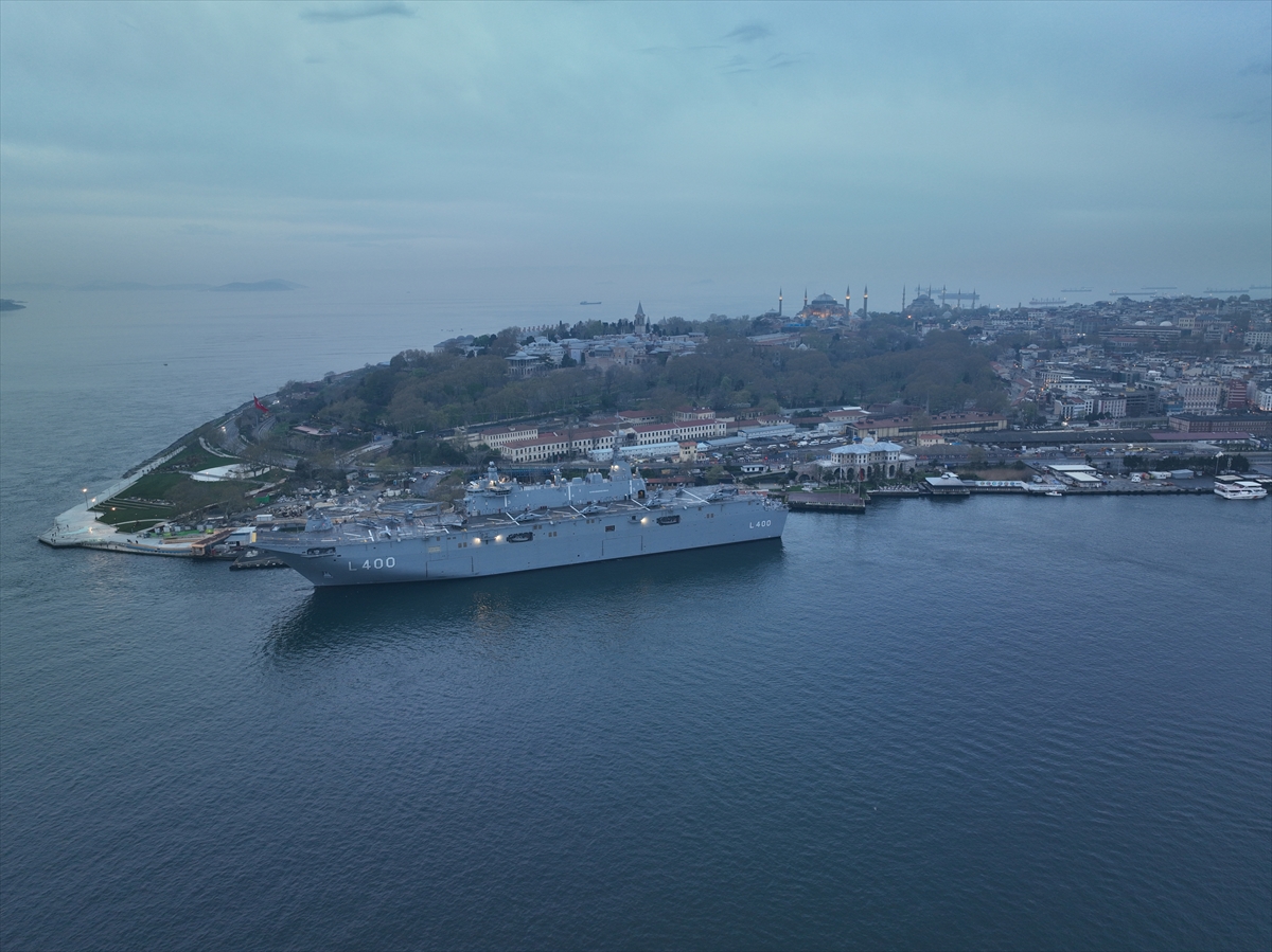 Sarayburnu'na çekilen TCG Anadolu'ya ziyaretçi akını