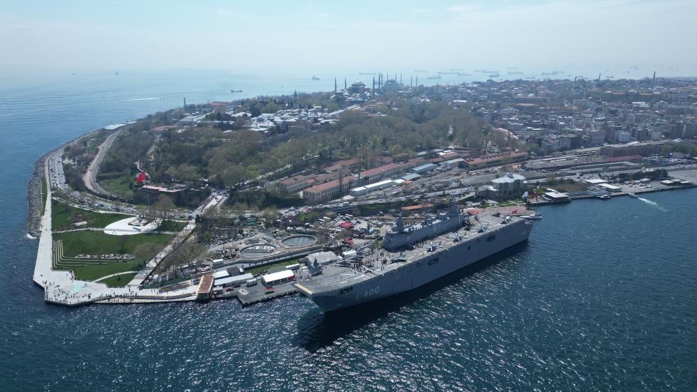 Sarayburnu'na çekilen TCG Anadolu'ya ziyaretçi akını