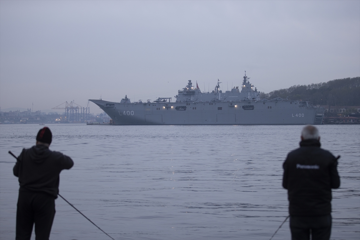 Sarayburnu'na çekilen TCG Anadolu'ya ziyaretçi akını