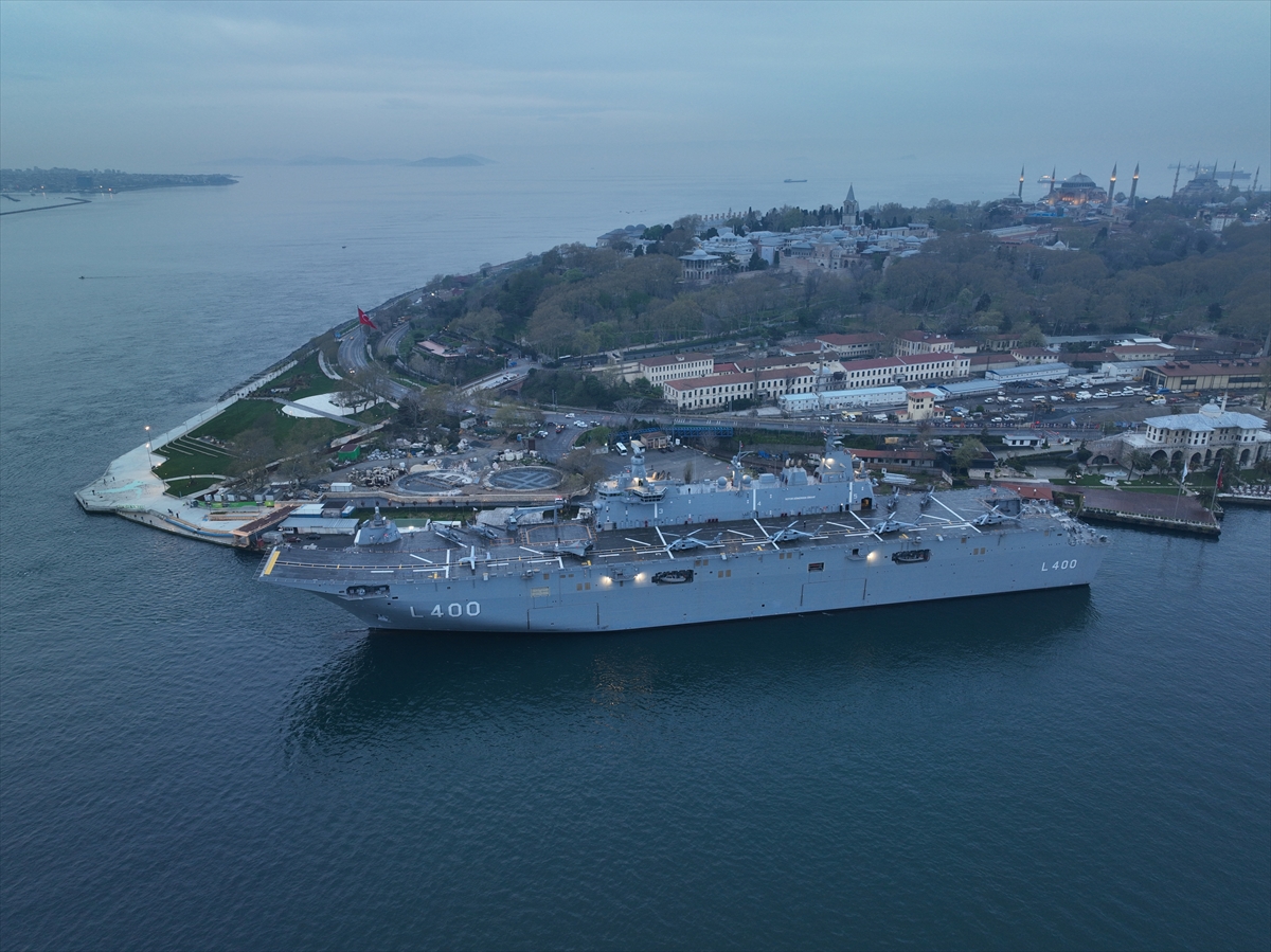 Sarayburnu'na çekilen TCG Anadolu'ya ziyaretçi akını