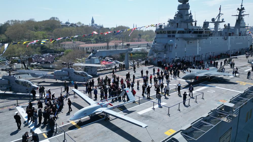 Sarayburnu'na çekilen TCG Anadolu'ya ziyaretçi akını