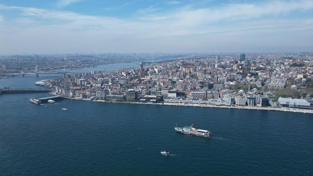 Sarayburnu'na çekilen TCG Anadolu'ya ziyaretçi akını