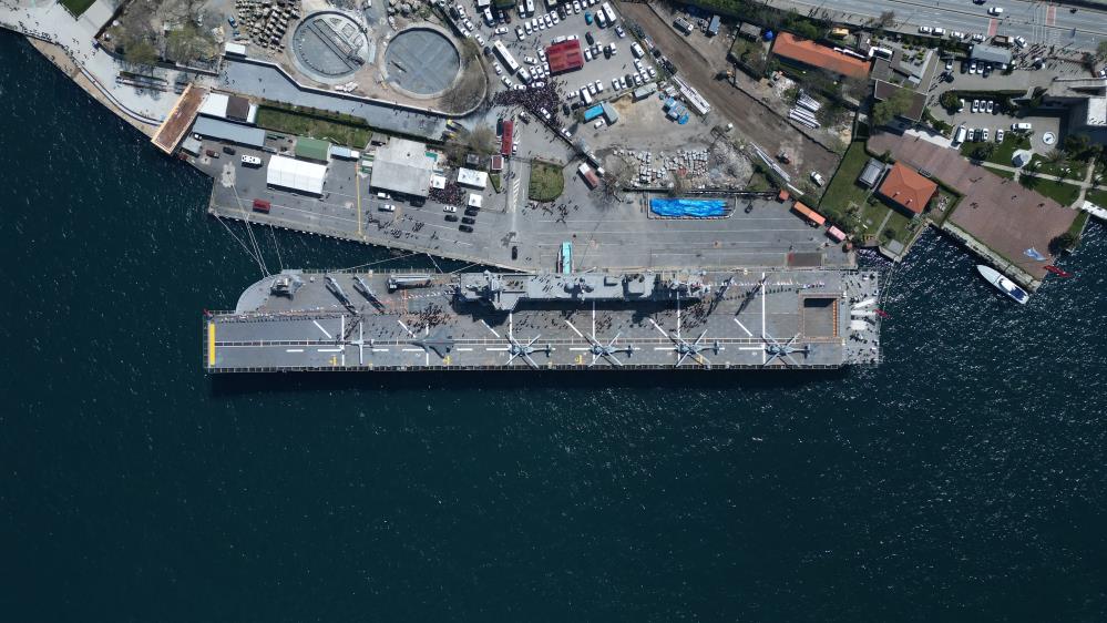 Sarayburnu'na çekilen TCG Anadolu'ya ziyaretçi akını