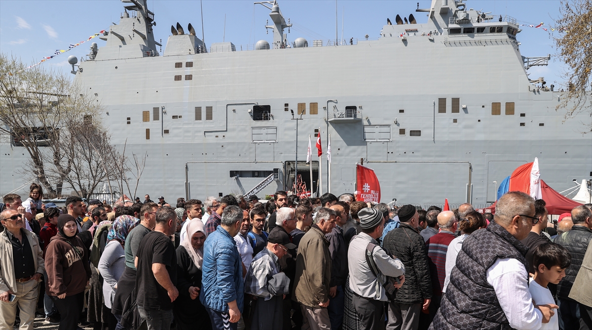 Sarayburnu'na çekilen TCG Anadolu'ya ziyaretçi akını