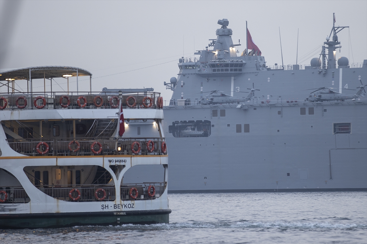 Sarayburnu'na çekilen TCG Anadolu'ya ziyaretçi akını