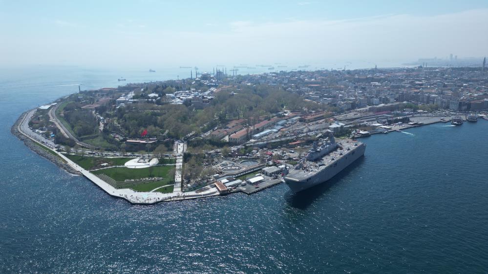 Sarayburnu'na çekilen TCG Anadolu'ya ziyaretçi akını