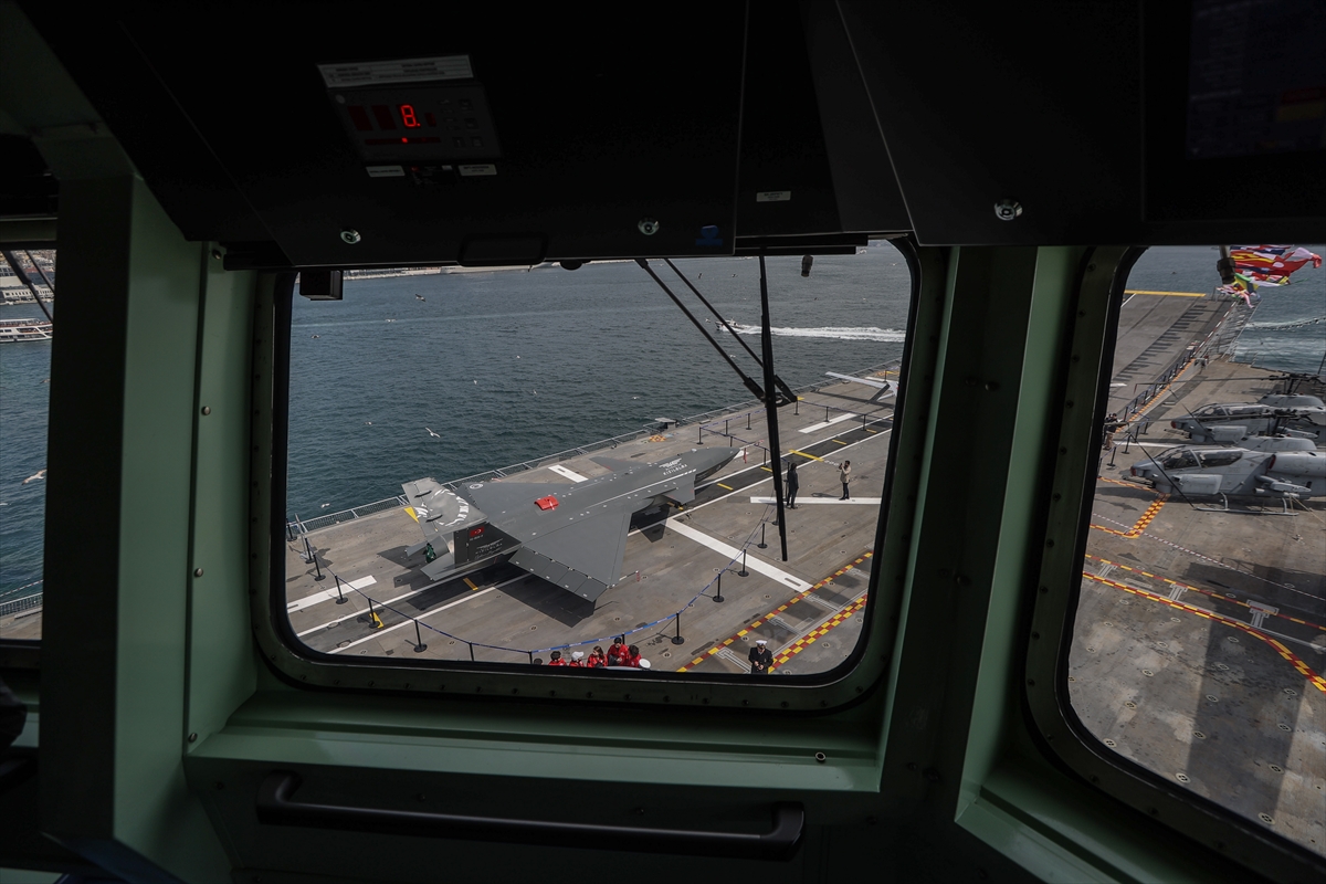 Sarayburnu'na çekilen TCG Anadolu'ya ziyaretçi akını