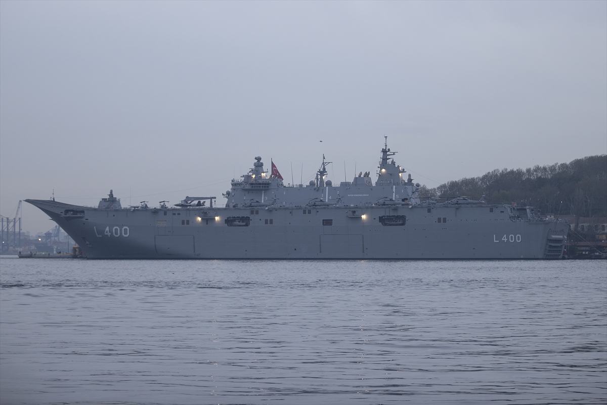 Sarayburnu'na çekilen TCG Anadolu'ya ziyaretçi akını