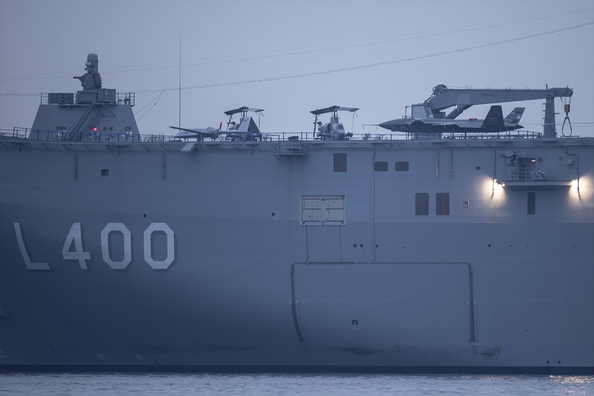 Sarayburnu'na çekilen TCG Anadolu'ya ziyaretçi akını