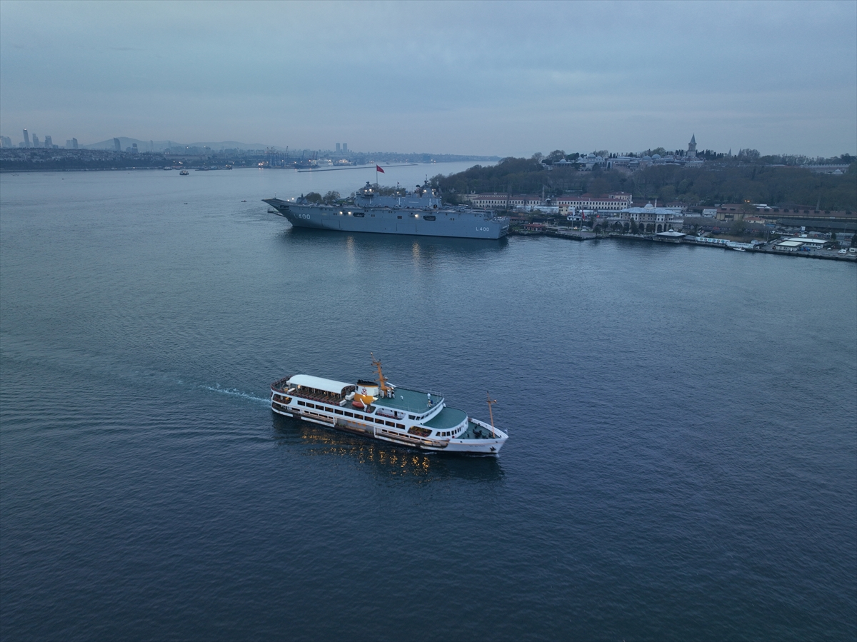Sarayburnu'na çekilen TCG Anadolu'ya ziyaretçi akını